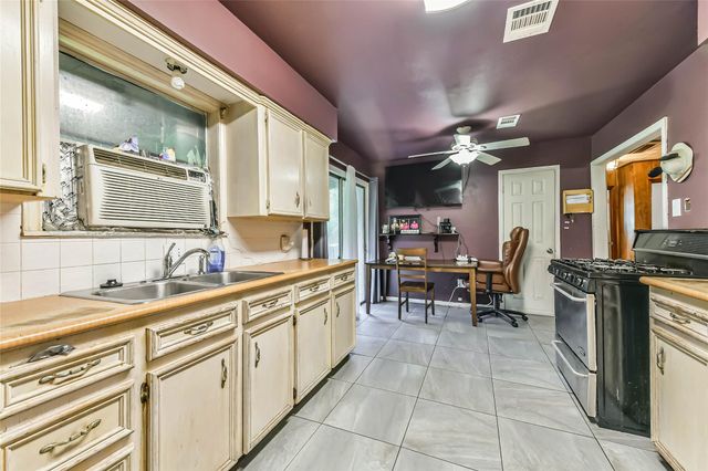 10438 Caxton Street, Houston, TX 77016