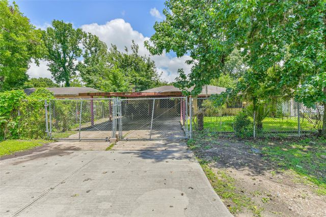 10438 Caxton Street, Houston, TX 77016