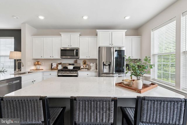 38 SISTERS FARMSTEAD DR, Mount Laurel, NJ 08054