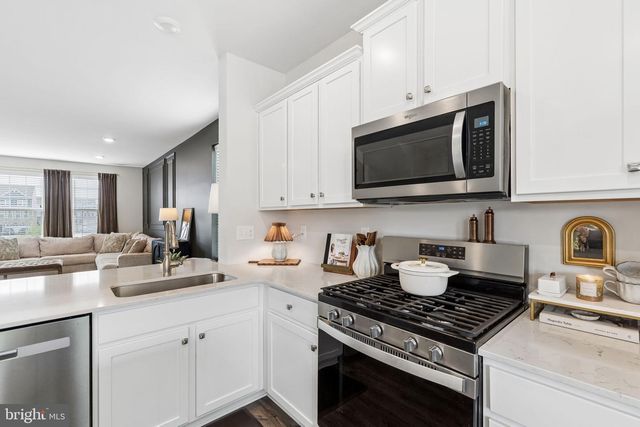 38 SISTERS FARMSTEAD DR, Mount Laurel, NJ 08054
