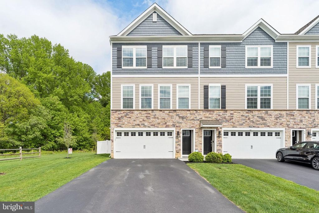 38 SISTERS FARMSTEAD DR, Mount Laurel, NJ 08054