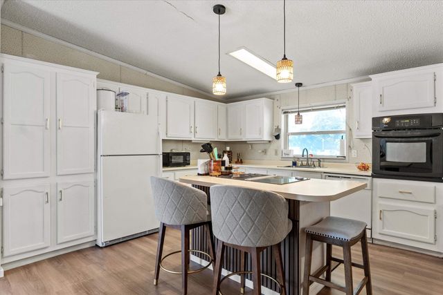 1 Longwood Lane, Merrimack, NH 03054