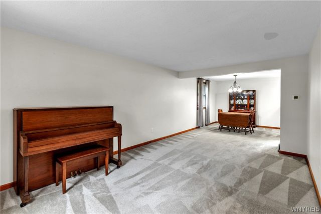 52 Wimbledon Lane, West Seneca, NY 14224