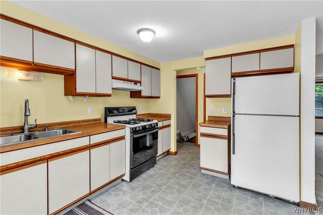 52 Wimbledon Lane, West Seneca, NY 14224