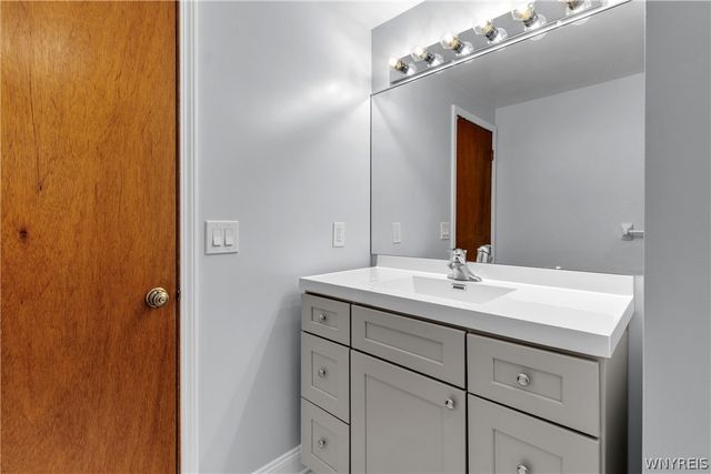 52 Wimbledon Lane, West Seneca, NY 14224