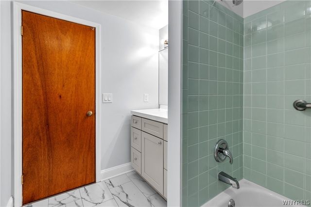 52 Wimbledon Lane, West Seneca, NY 14224