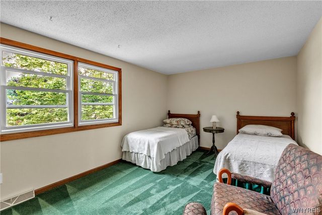 52 Wimbledon Lane, West Seneca, NY 14224