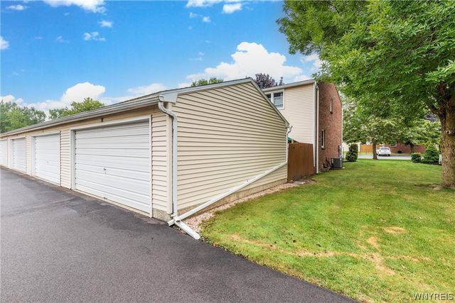 52 Wimbledon Lane, West Seneca, NY 14224