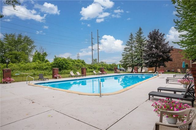 52 Wimbledon Lane, West Seneca, NY 14224