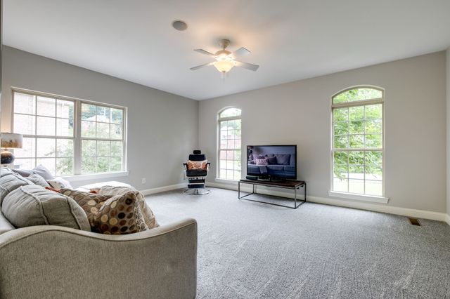 127 Country Hills Dr, Hendersonville, TN 37075