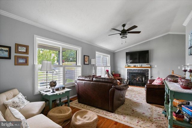 1011 CLOVERDALE RD, Charles Town, WV 25414