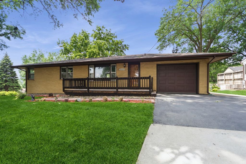 8062 Pilmer Drive, Des Moines, IA 50320
