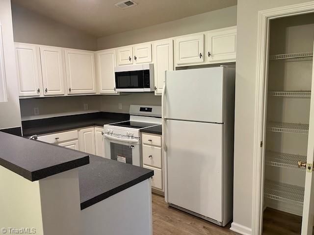 3700 Cotswold Terrace 3B, Greensboro, NC 27410