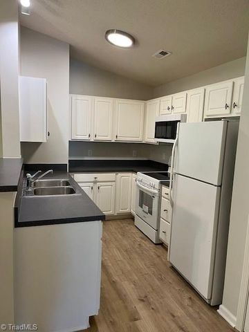 3700 Cotswold Terrace 3B, Greensboro, NC 27410
