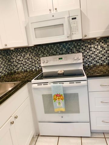 96 Hastings F, West Palm Beach, FL 33417