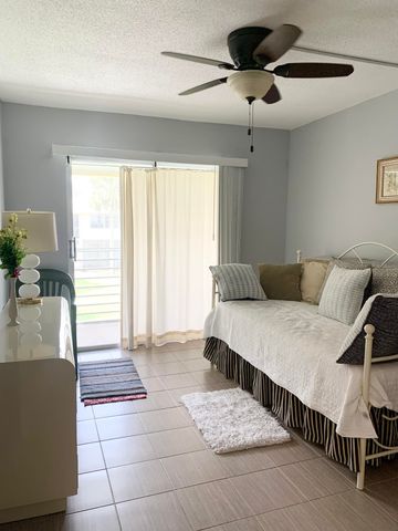 96 Hastings F, West Palm Beach, FL 33417