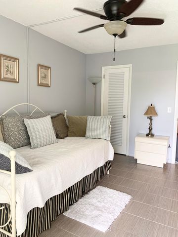 96 Hastings F, West Palm Beach, FL 33417