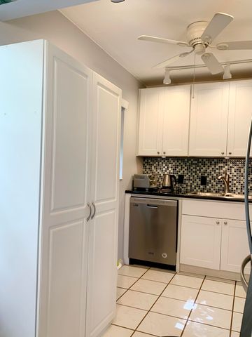 96 Hastings F, West Palm Beach, FL 33417