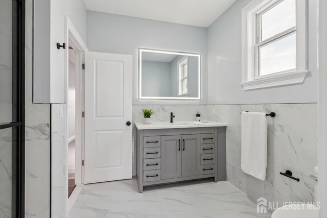 239 Suttons Lane, Edison, NJ 08817