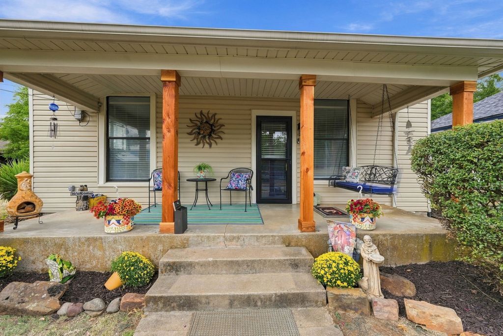 311 N Pendell Avenue, Cleburne, TX 76033 — photo 2