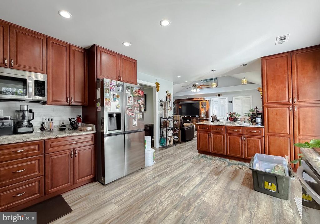 Image 18 of property listing at 30150 HUNTT RD, Mechanicsville, MD 20659