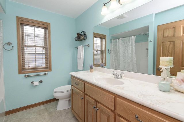 2649 Oak Knoll DRIVE, Jackson, WI 53037