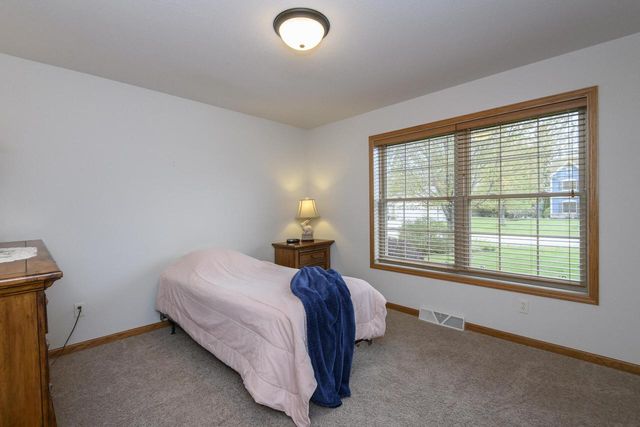 2649 Oak Knoll DRIVE, Jackson, WI 53037