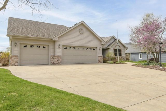 2649 Oak Knoll DRIVE, Jackson, WI 53037