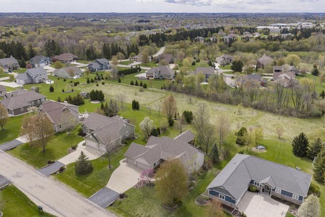 2649 Oak Knoll DRIVE, Jackson, WI 53037