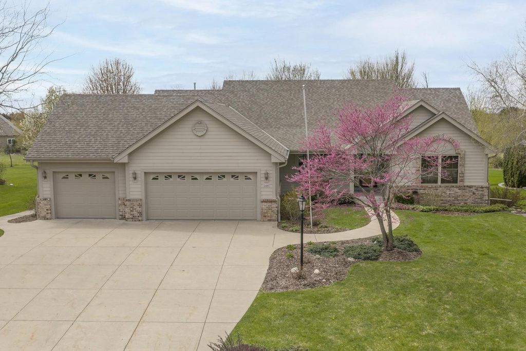 2649 Oak Knoll DRIVE, Jackson, WI 53037
