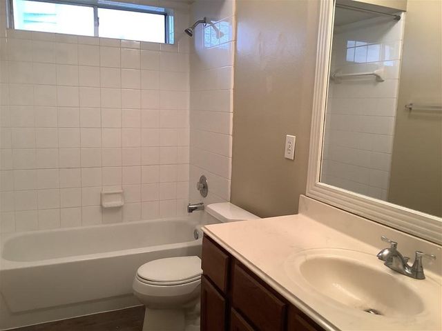 1423 Hunter Green Lane, Fresno, TX 77545