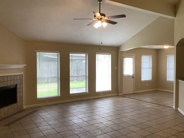 1423 Hunter Green Lane, Fresno, TX 77545