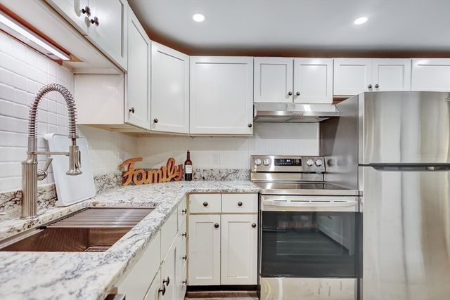 1401 Great Pond Rd 6, North Andover, MA 01845