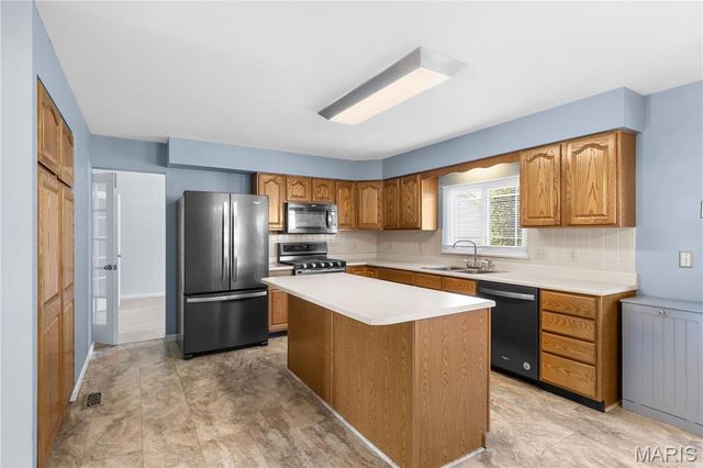 37 Meadow Spring Drive, St Charles, MO 63303