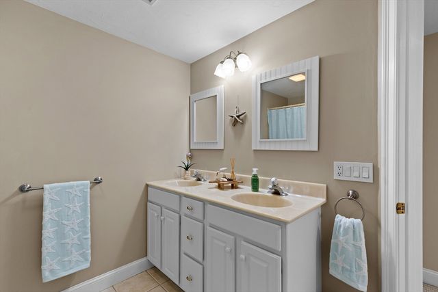 5 Summerwind Ln, Falmouth, MA 02556