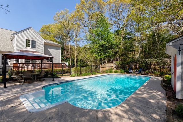 5 Summerwind Ln, Falmouth, MA 02556