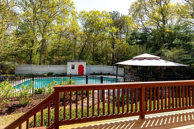 5 Summerwind Ln, Falmouth, MA 02556