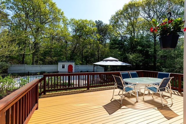 5 Summerwind Ln, Falmouth, MA 02556