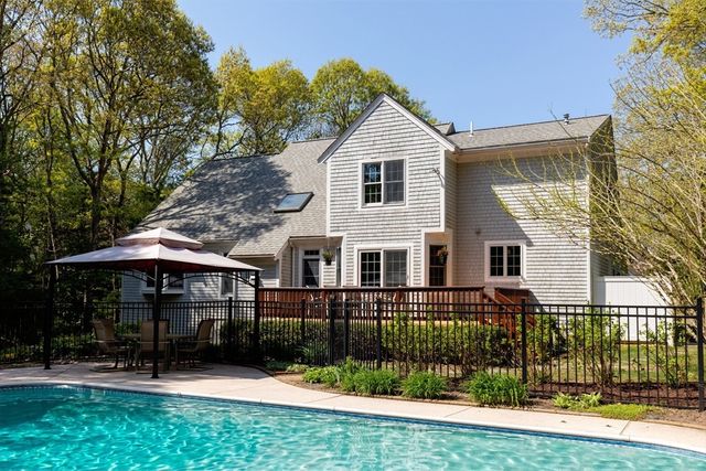 5 Summerwind Ln, Falmouth, MA 02556