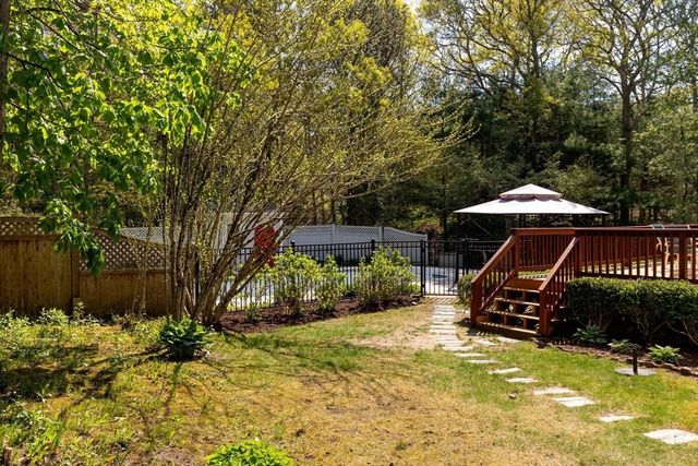 5 Summerwind Ln, Falmouth, MA 02556