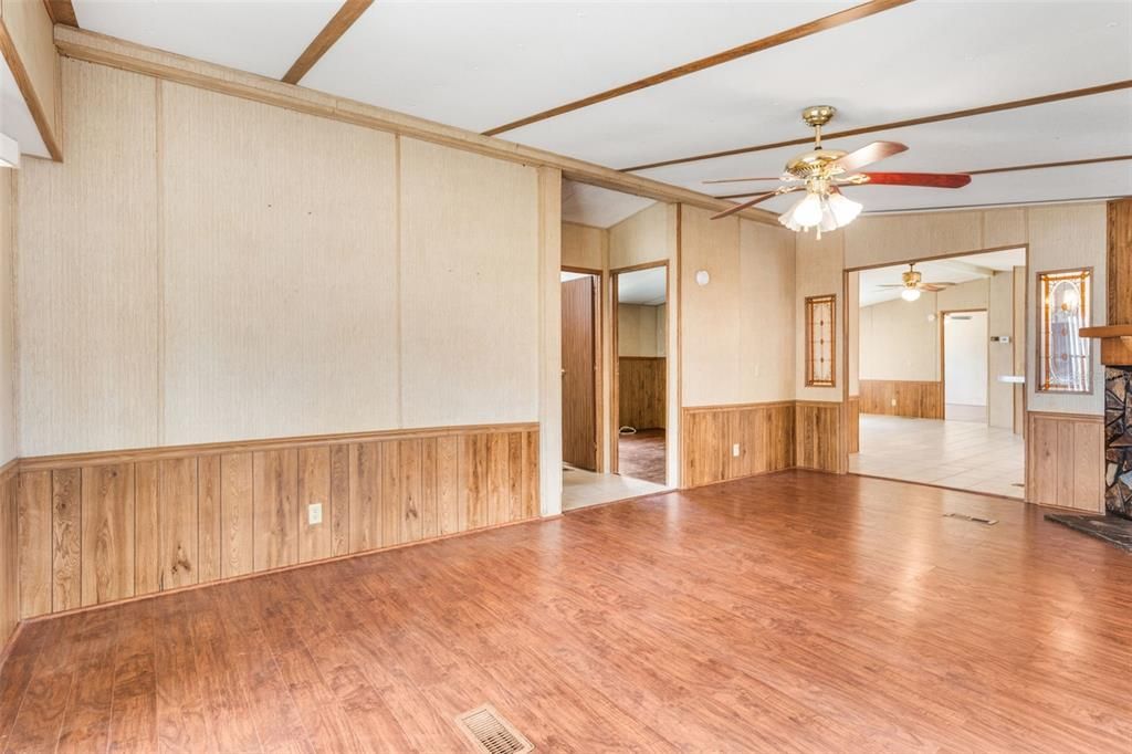 Image 6 of property listing at 127 E NORTHSIDE DRIVE, Lake Wales, FL 33853