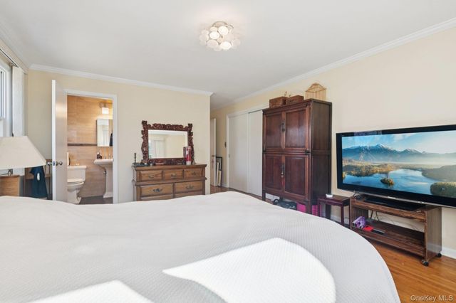 6 Saint George Road, Great Neck, NY 11021