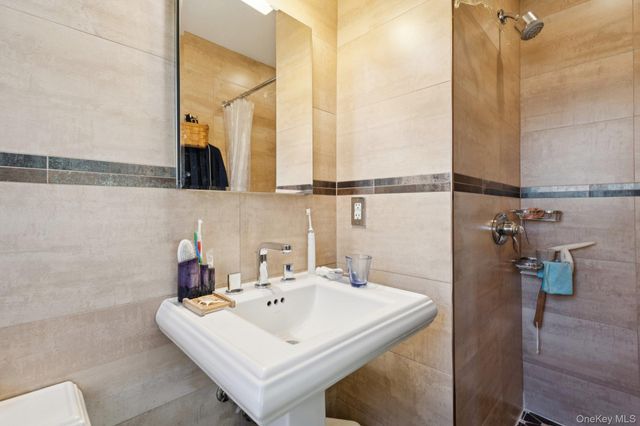 6 Saint George Road, Great Neck, NY 11021