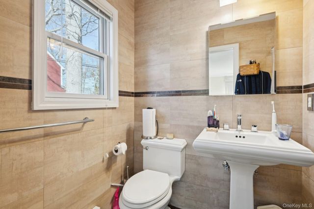 6 Saint George Road, Great Neck, NY 11021