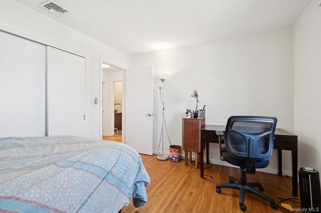 6 Saint George Road, Great Neck, NY 11021