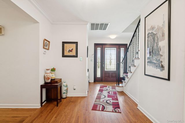 6 Saint George Road, Great Neck, NY 11021