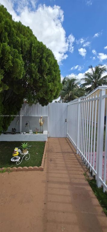 3285 NW 98th St 1, Miami, FL 33147