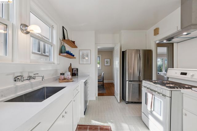 1210 Everett Ave, Oakland, CA 94602