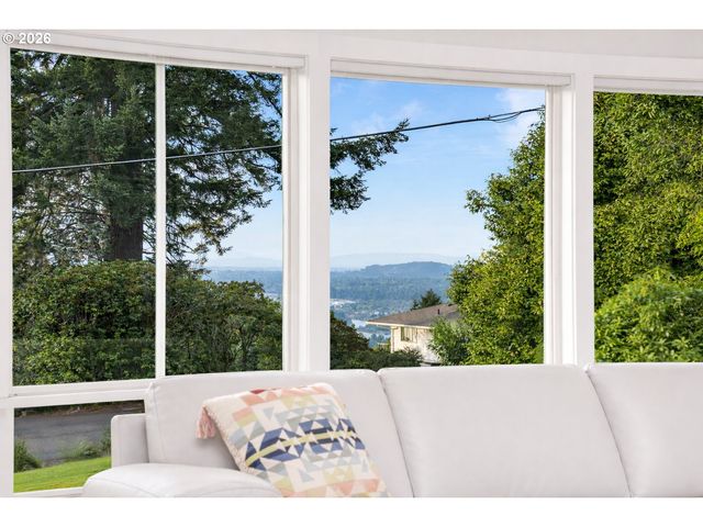 860 SKYLAND Dr, Lake Oswego, OR 97034