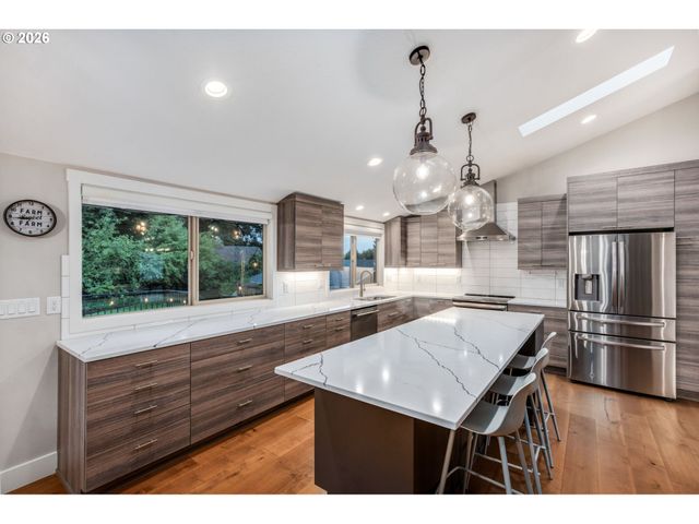 860 SKYLAND Dr, Lake Oswego, OR 97034